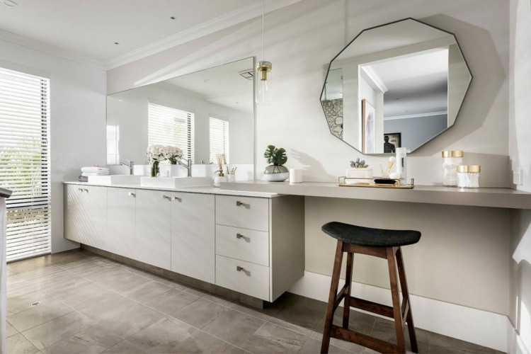 grå-mattor-badrum-handfat-toalettbord-spegel-kakel-golv