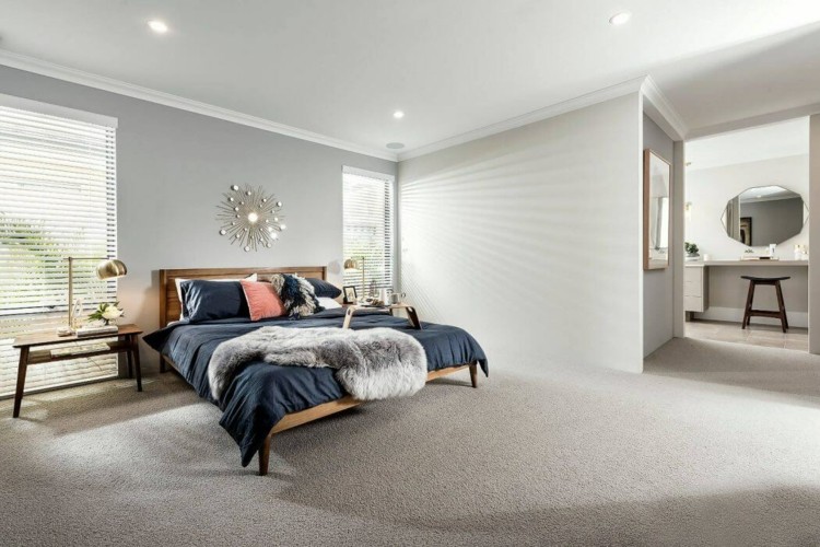 grå-matta-golv-sovrum-säng-vägg-måla-vägg-dekoration-sängbord-lampa-toalettbord