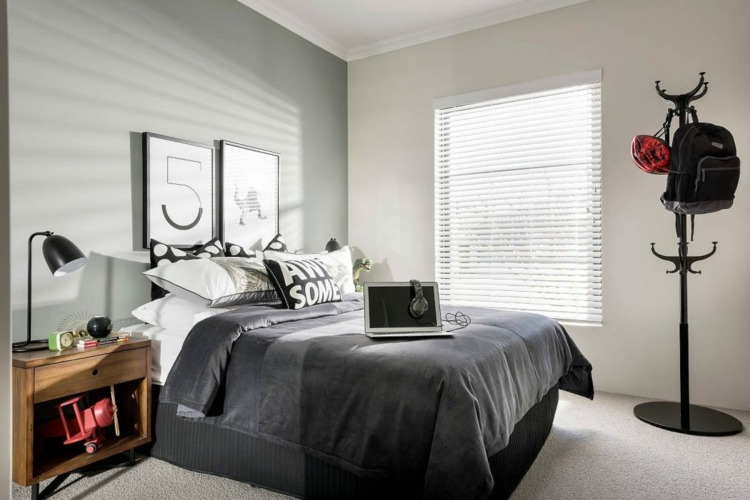 grå-matta-golv-sovrum-ungdoms-rum-kudde-vägg-dekoration-ryggsäck-byrå-bordslampa