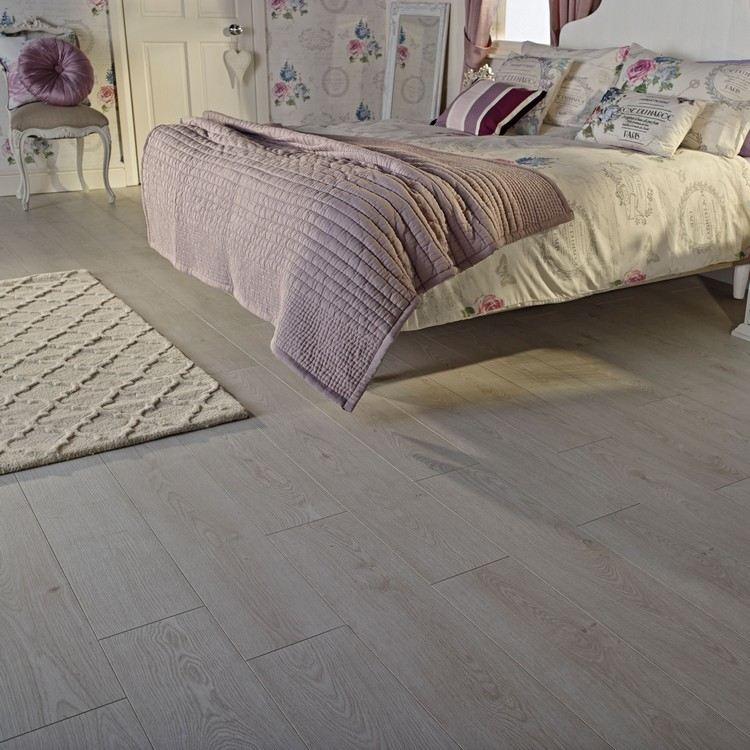 parkett-grå-ek-sovrum-kombination-skumma rosa-överkast-beige-matta