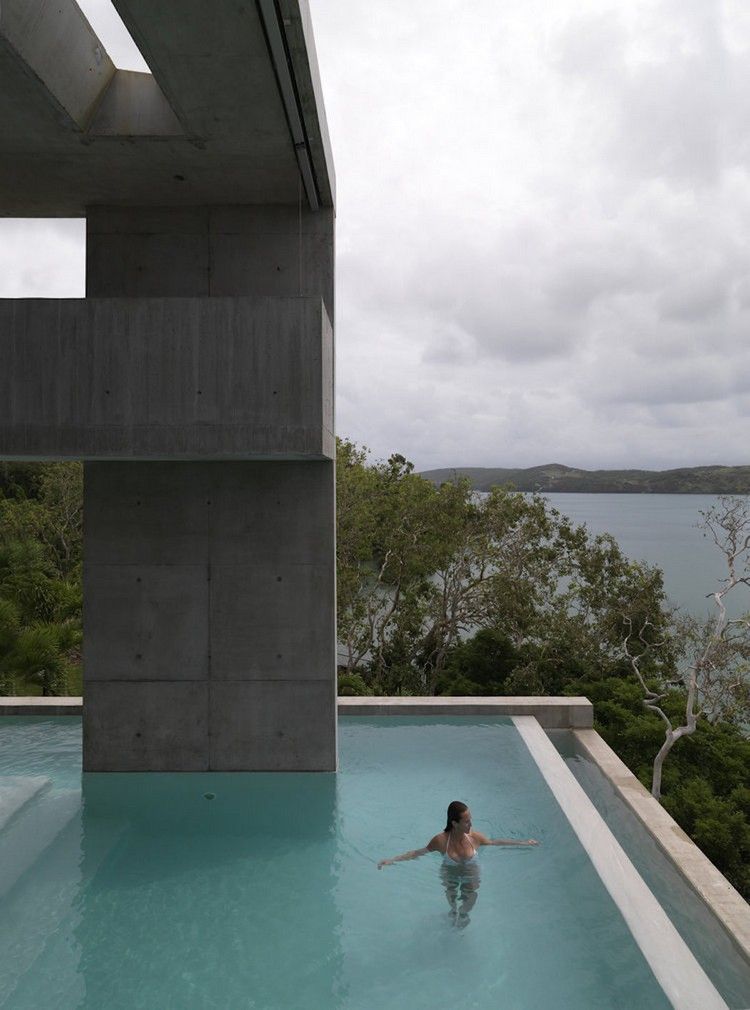 obegränsat-levande-koncept-oändligt-pool-hus-modern-betong