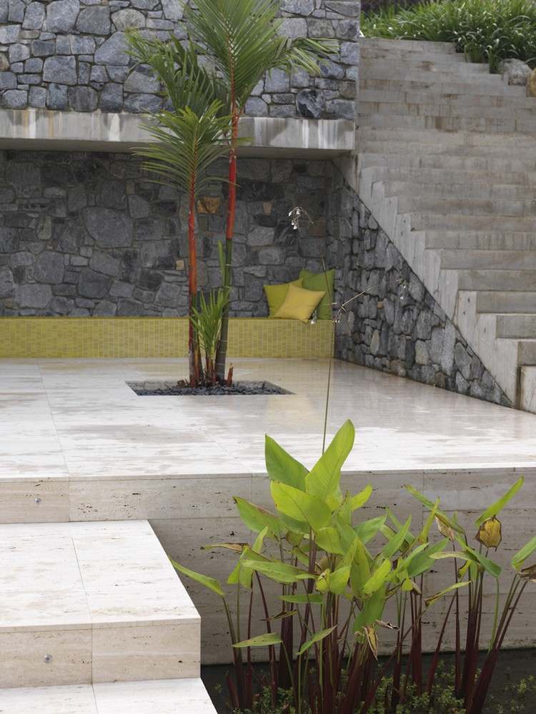 obegränsat-levande-koncept-hus-design-sten-betong-tropiska-växter