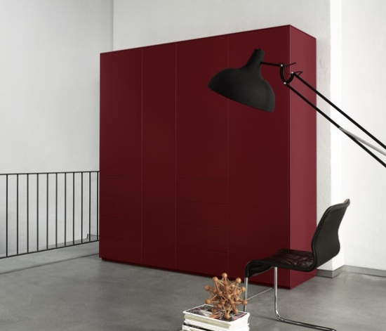 mörk röd kontrast minimalistisk designer garderob från piure