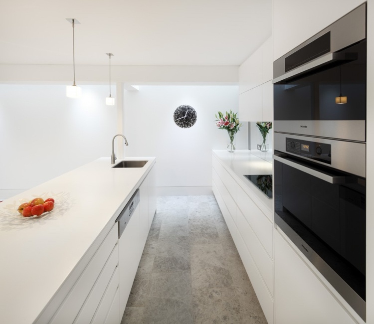 handlös-kök-skåp-handtag-design-vit-lång-belysning-modern