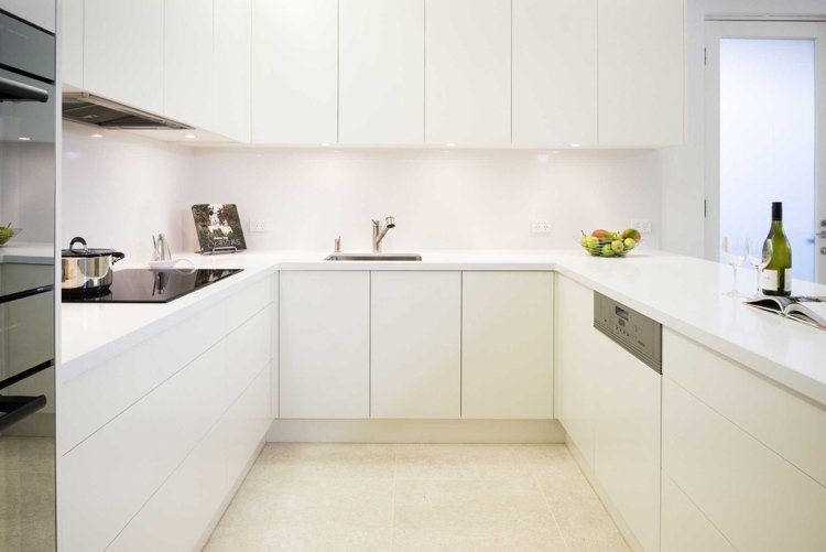 handlös-köks-skåp-handtag-design-vit-minimalistisk-liten