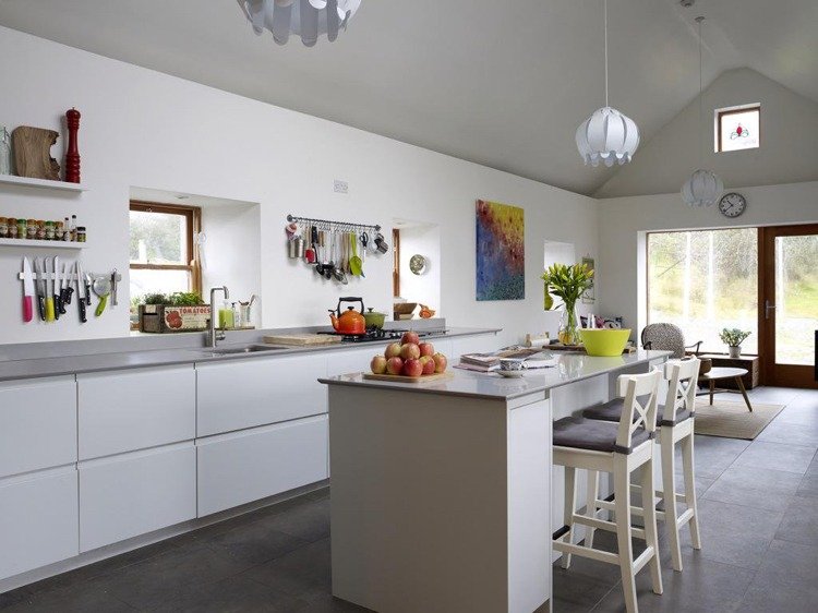 handlös-köks-skåp-handtag-design-modern-vit-grå-golv