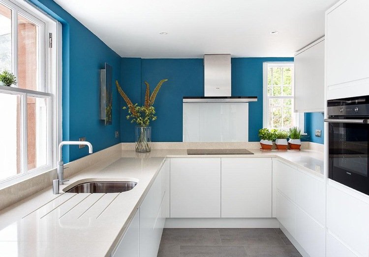 handlös-kök-skåp-handtag-design-vit-minimalistisk-vägg-färg-blå