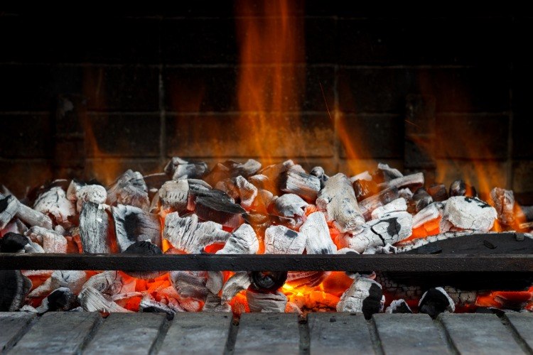 Hur man tänder glödande kol i elden. Grill tips och tricks