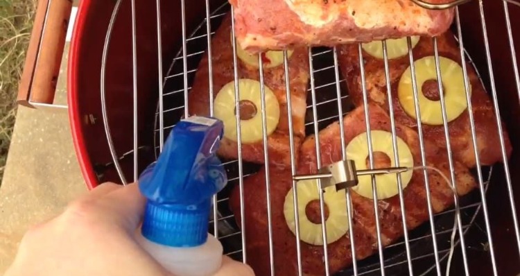 Spraya grillkött med äppeljuice i sprayflaska som grilltips och tricks under grillsäsongen