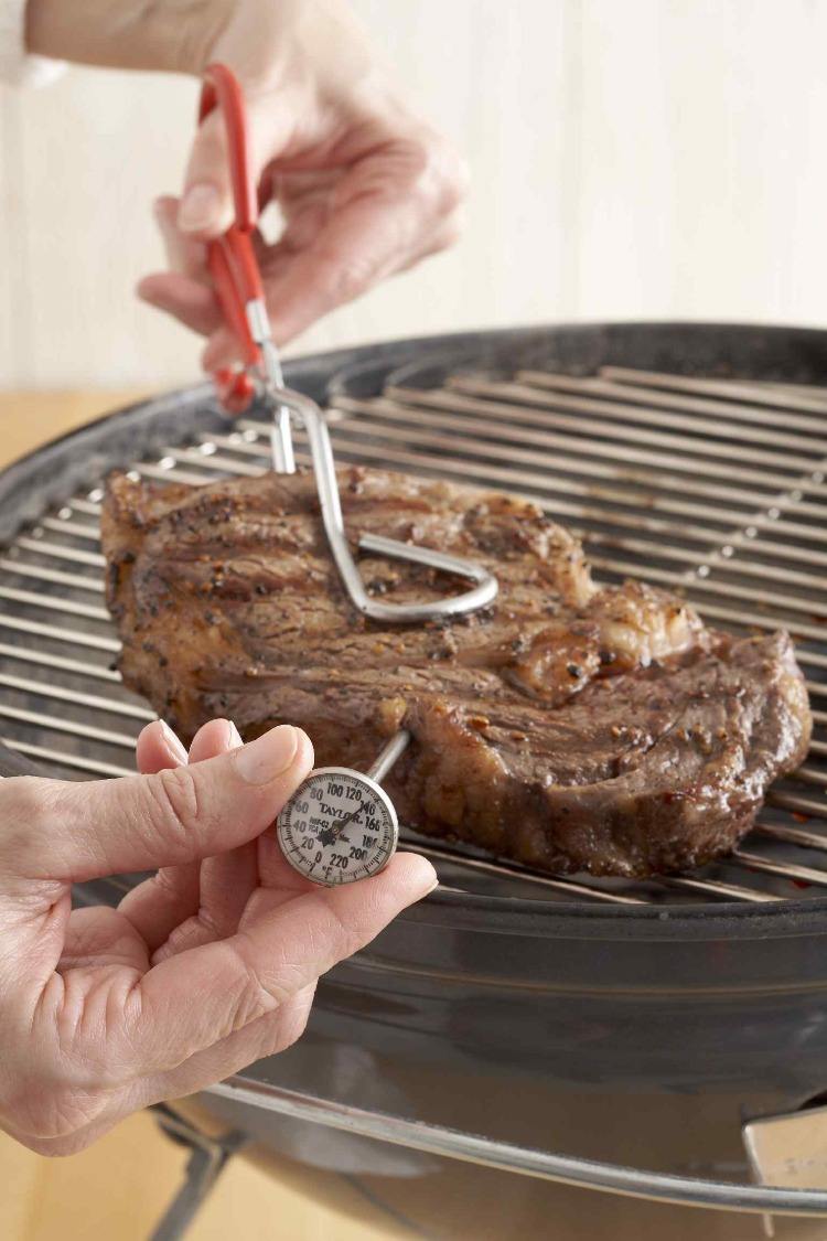 Mät temperaturen medan du grillar köttet med en tång
