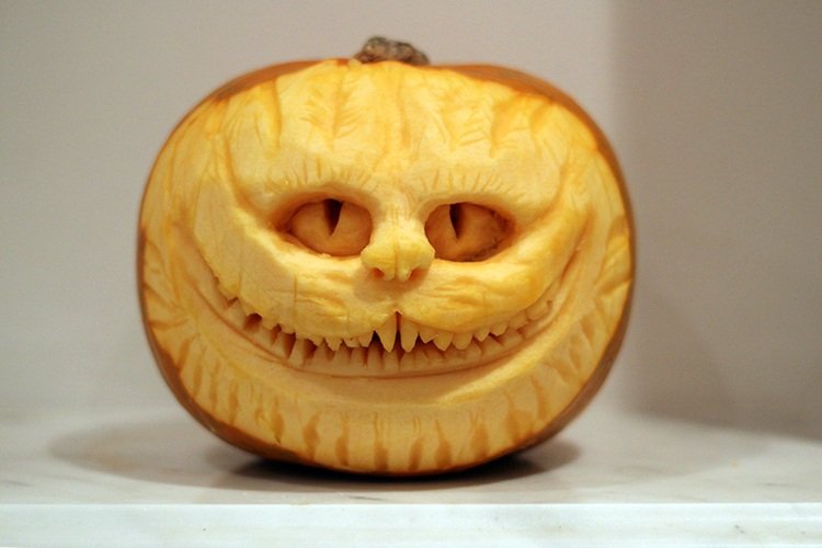 Cheshire katt ansikte carving presenteras på pumpa