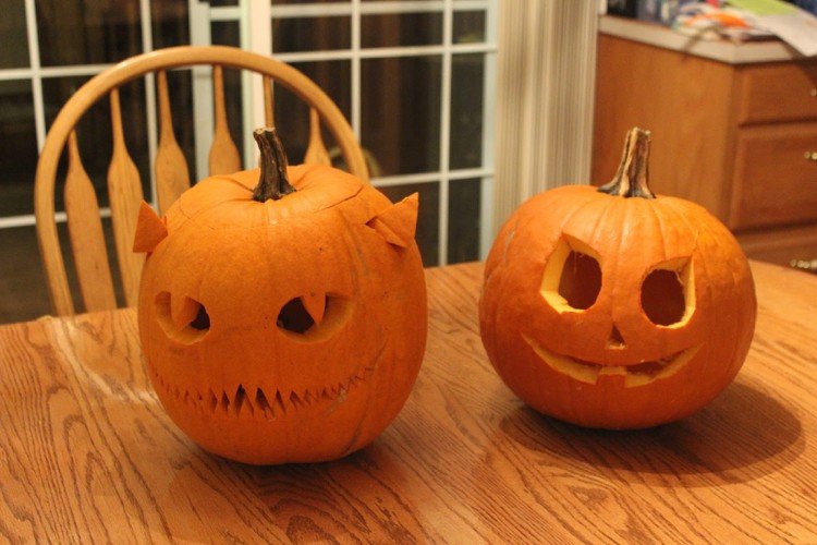 Halloweenpumpor huggar olika ansikten öron