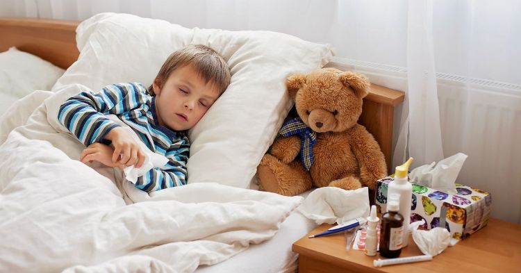 litet barn med förkylning eller influensa som bekämpar influensavirus med medicinering