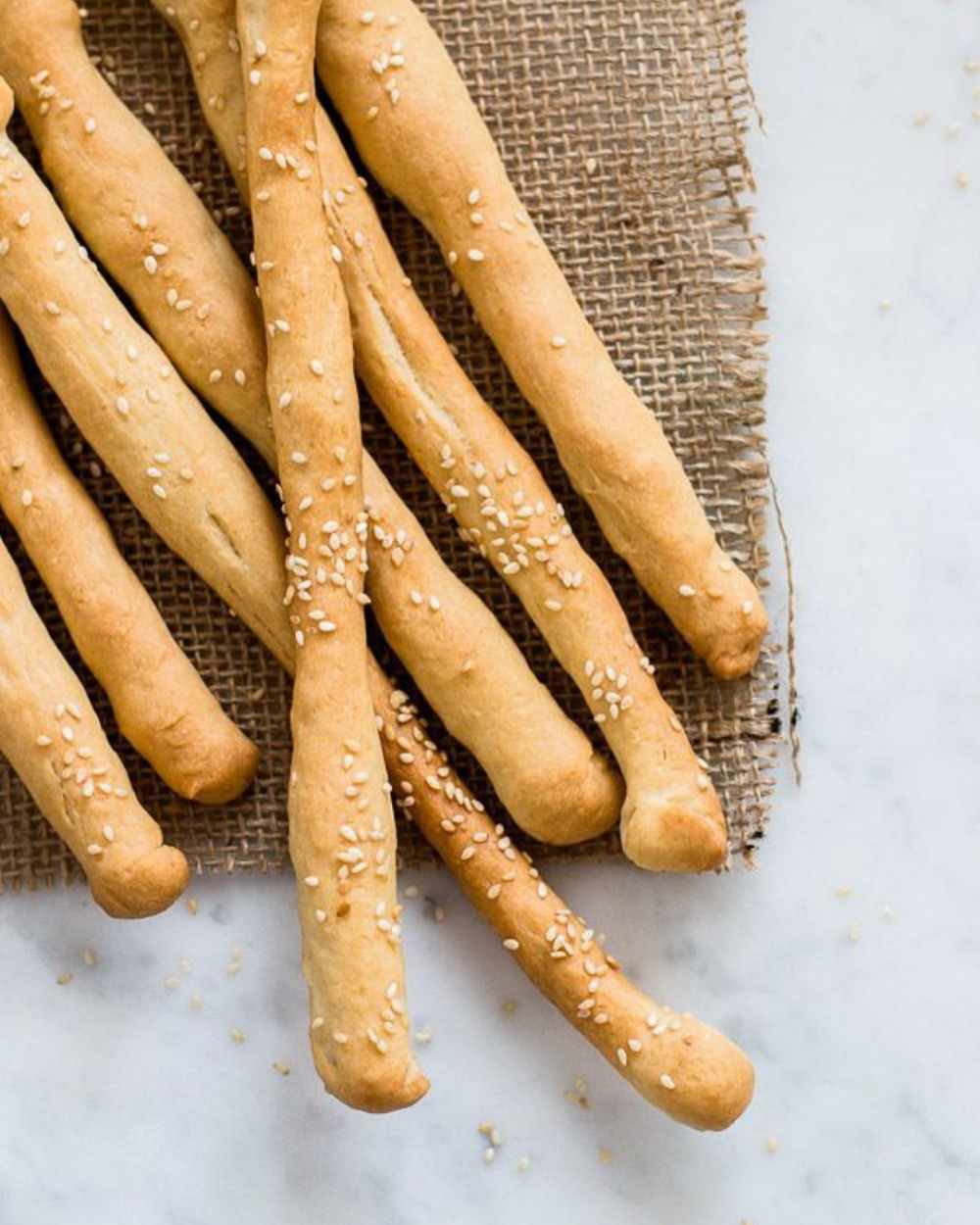 Italienska nibble breadsticks recept beströdda med sesamfrön