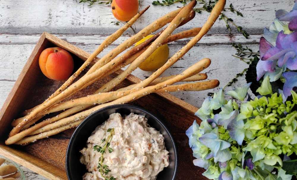 Hemlagad pasta med grönsaksdip serveras i skål