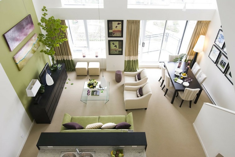 Grönt vardagsrum vägg soffa fåtölj modern interiör
