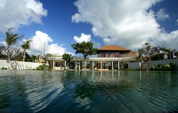 grön arkitektur - modernt hus i poolen
