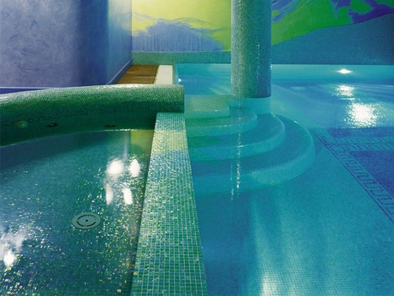 Gröna golvplattor för poolbeklädnad
