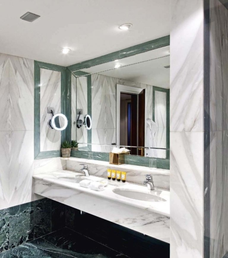 Gröna golvplattor-badrum-marmor-optik-moderna
