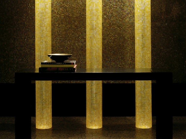 Gröna golvplattor-guld-optik-modern-badrum-design