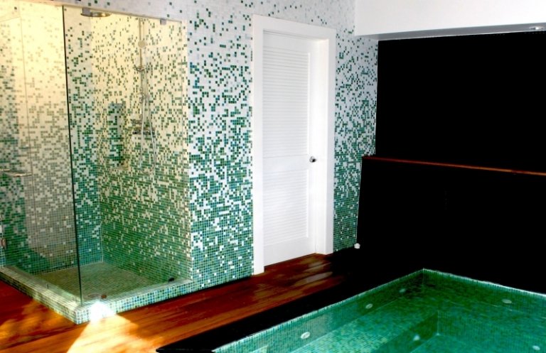 Gröna golvplattor pool duschkabin mosaik