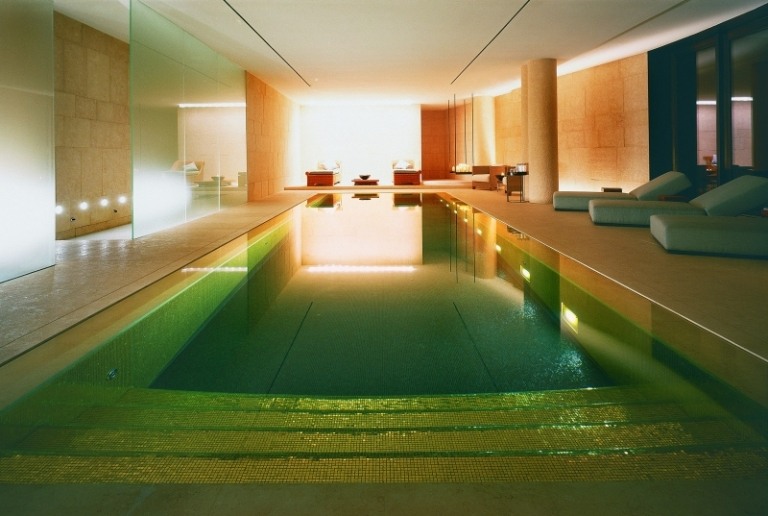 Gröna golv-kakel-pool-modern-design
