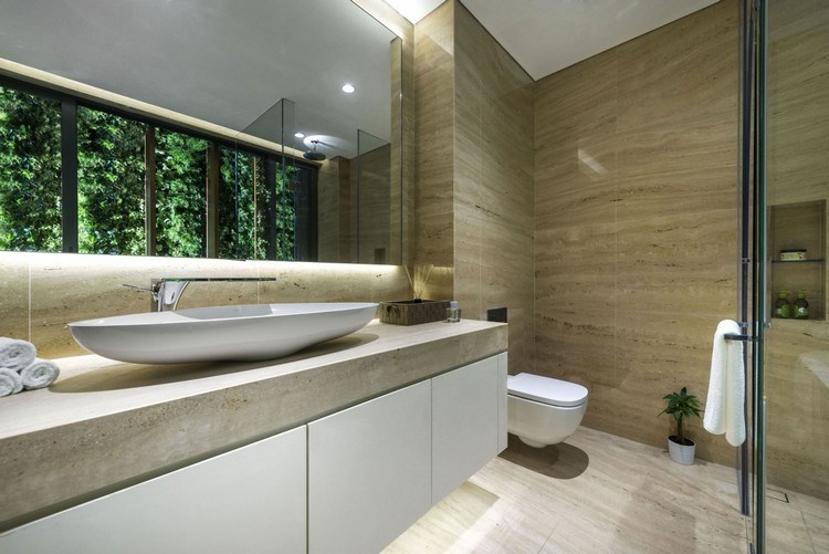 grön-vägg-växter-badrum-spegel-skåp-led-remsa-travertin-optik