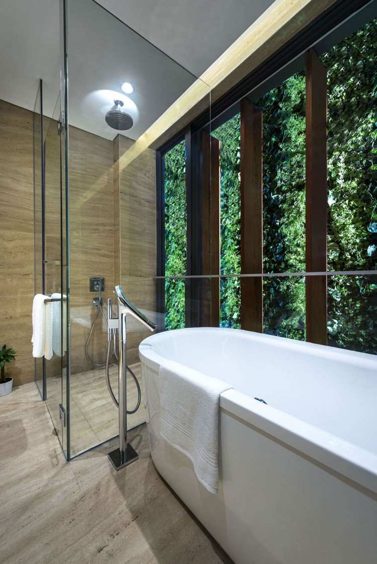 Grön vägg av växter -badrum-glas dusch-badkar