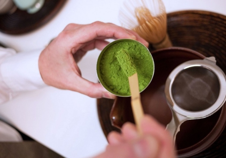 grönt matcha te förberedelse-bambu sked