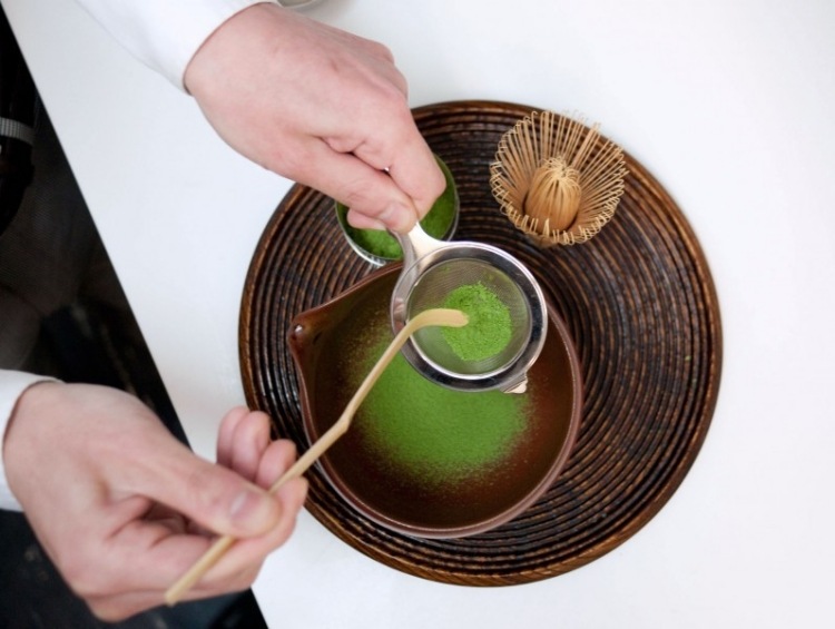 grönt matcha te förberedelse-te sil-pilver