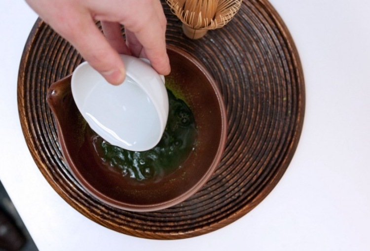 grön-matcha-te-beredning-varmt vatten