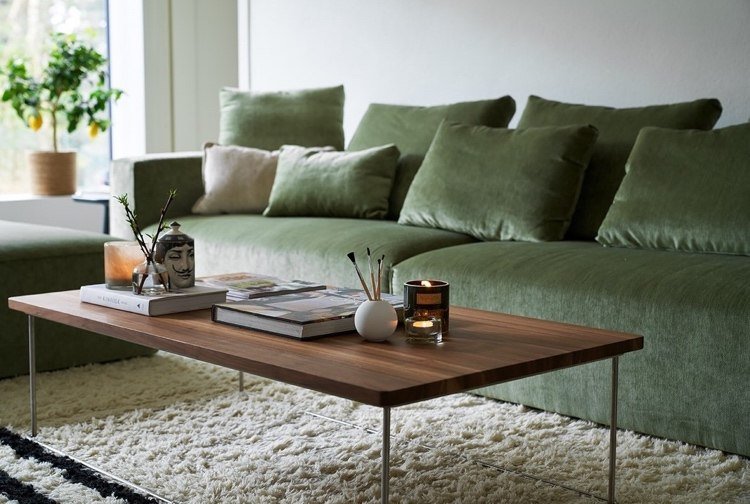 grön soffa i japandi -vardagsrummet - vilken matta