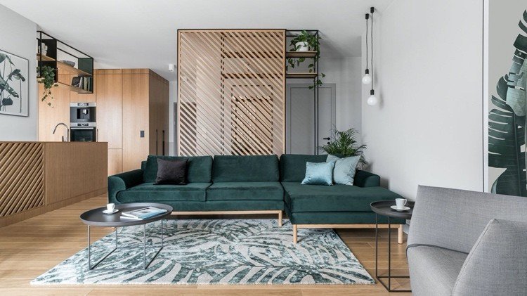 grön stor soffa med grå matta i kombination med lövmönster