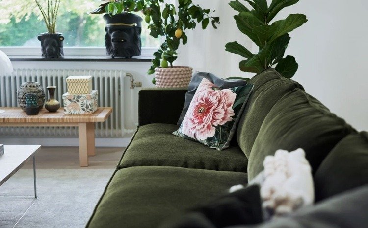 Vardagsrum i scandi boho -stil med mörkgrön soffa
