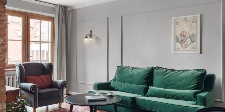 mörkgrön soffa kombinera väggfärg ljusgrå
