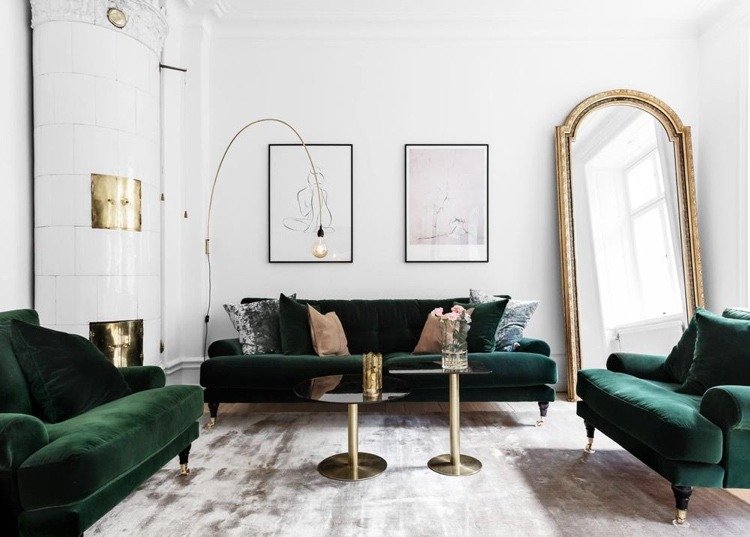 grön sammet soffa kombineras med gyllene element