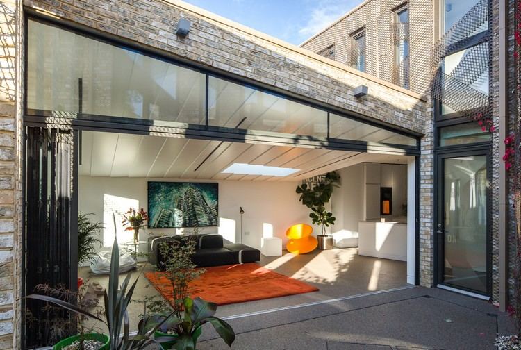 naturligt-ljus-hus-vardagsrum-takfönster-tegel-fasad