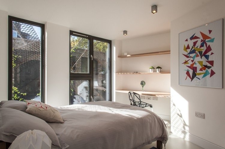 hållbar-arkitektur-interiör-design-sovrum-stort-fönster-dagsljus
