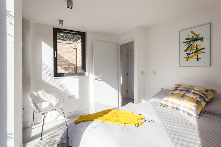 hållbar-arkitektur-sovrum-möbler-ljusa-färg-fönster