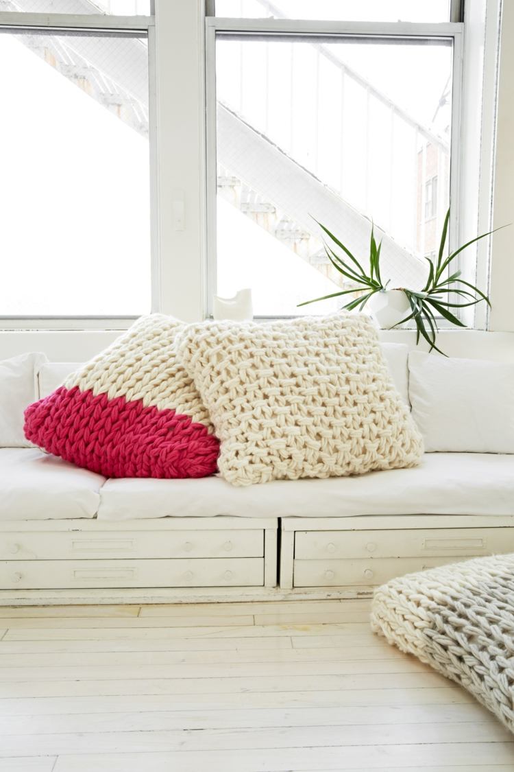 Filt-stickad-soffa-kudde-gör-själv-virkad-dekoration