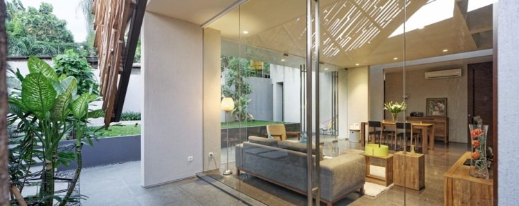 stora fönster för fönsterfronter vardagsrum-inredning-grå-soffa-trämöbler