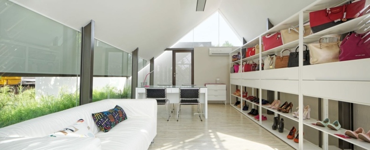 stora fönster-fönsterfronter-arbetsyta-vit-möblering-soffa-inspiration