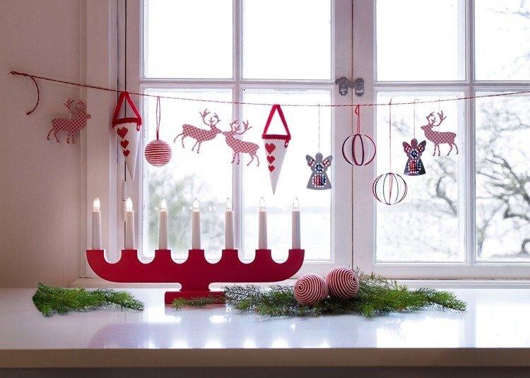 stora fönster dekorerar julgranspyssel
