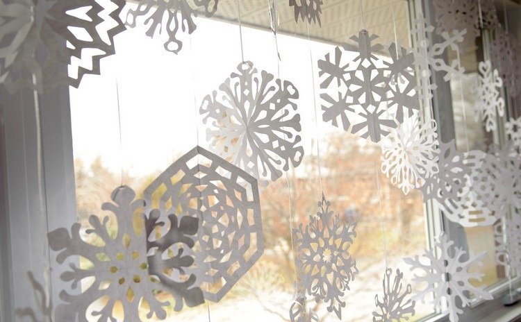 Juldekorationsfönster gör papperssnöflingor själv
