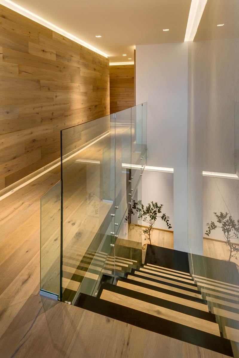 stora fönster-fram-inuti-trappor-glas-räcken-indirekt-belysning-heliga-golv-väggar