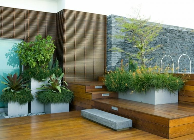 Stor-planter-betong-markskydd-saftigt-trä-staket-naturstenmur