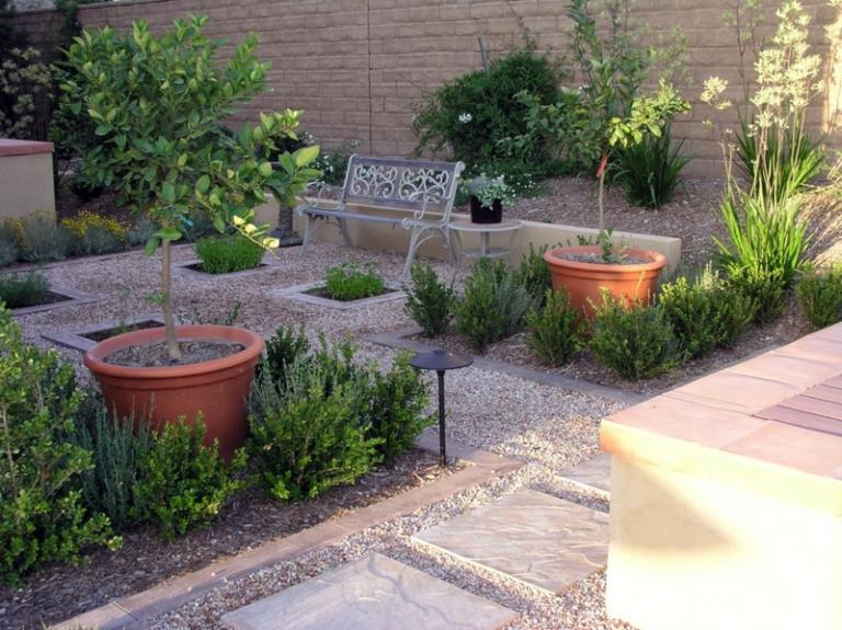 Planter-trädgård-terrakotta-trädgård-stig-formell-design