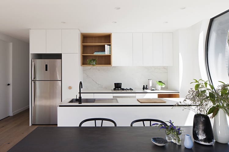 vitt kök-vardagsrum marmorstänk svart matbord