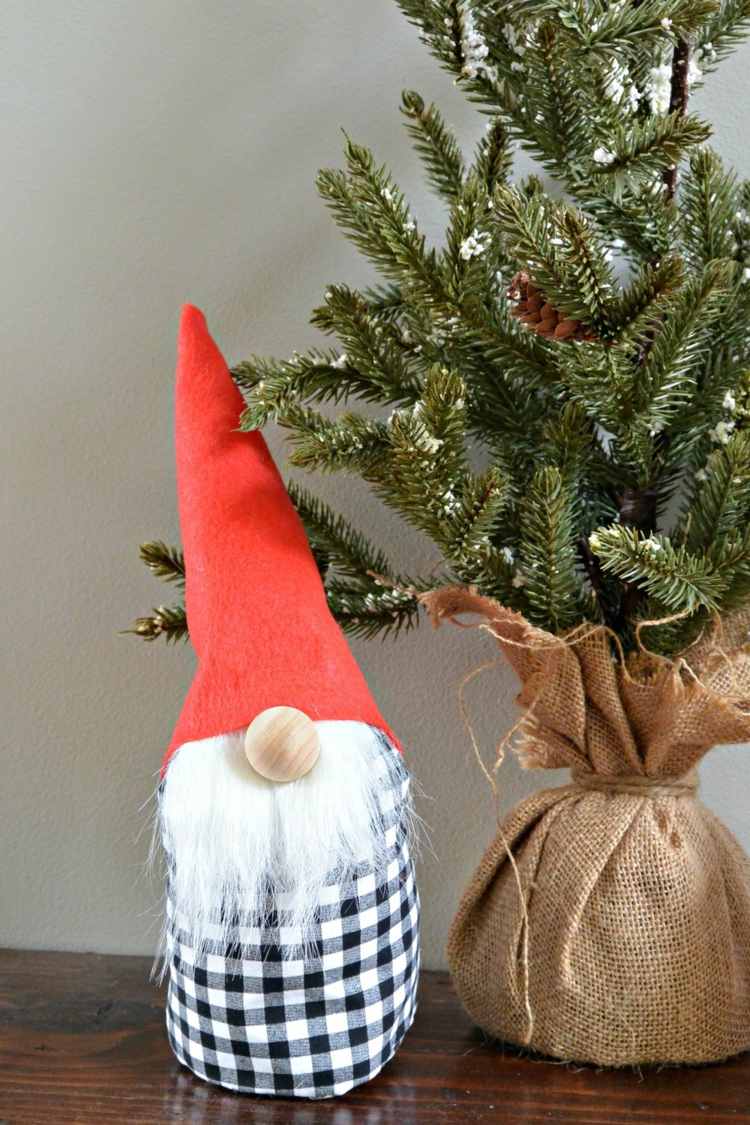 Doorstop Gnome som en praktisk dekoration till jul