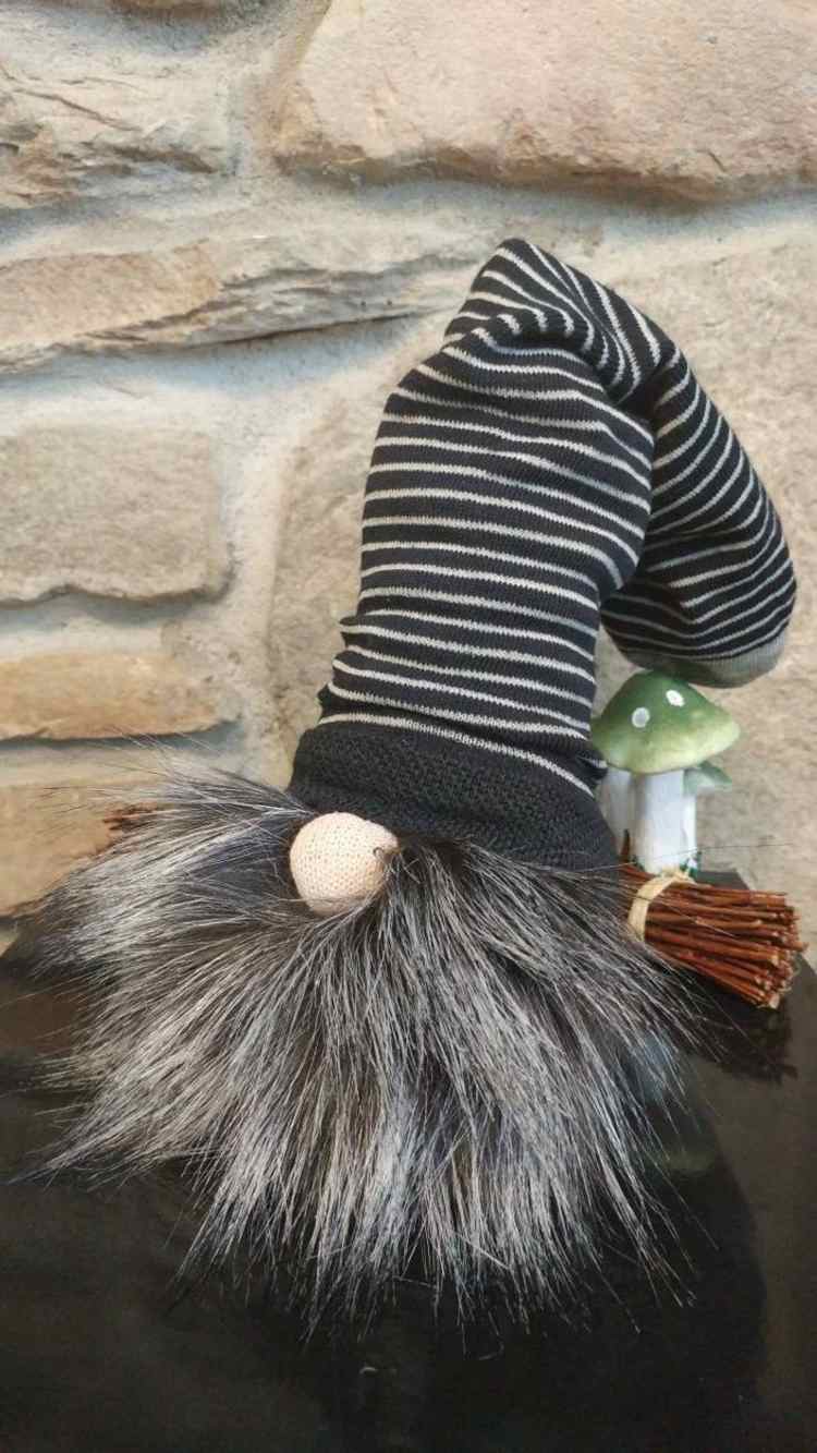 Gnome med en enkel strumpa som en hatt och ett grått skägg